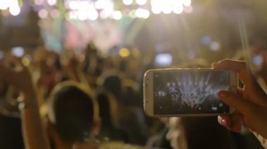 bir rock konseri smartphone ile filme kadın eli