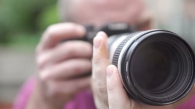 fotoğrafçı kameranın büyük bir lens ile fotoğraf makinesi çerçeveler
