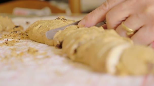 Woman hand cuts accurately the homemade strudel — Stock Video