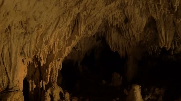 Cueva de Los Verdes - a escuridão da caverna — Vídeo de Stock