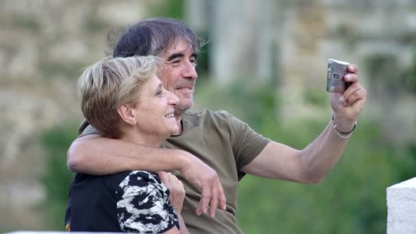 Gift par på semester gör en selfie — Stockvideo