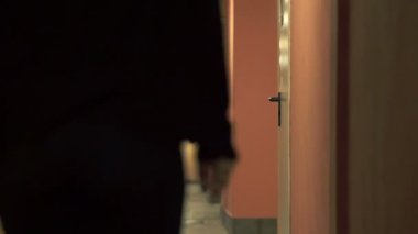 kadın bir koridorda yürürken bir yabancı tarafından saldırdı