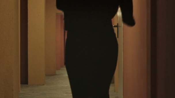 逃跑的男子和女人在一个空无一人的走廊 — 图库视频影像