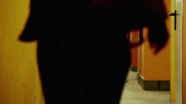 siyah kapüşonlu kilolu adam bir koridorda bir kadın saldırır