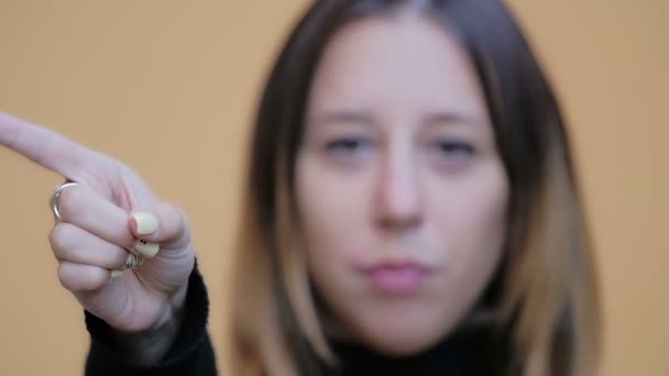 Bulanık sevimli kadın Hayır parmağıyla gider — Stok video