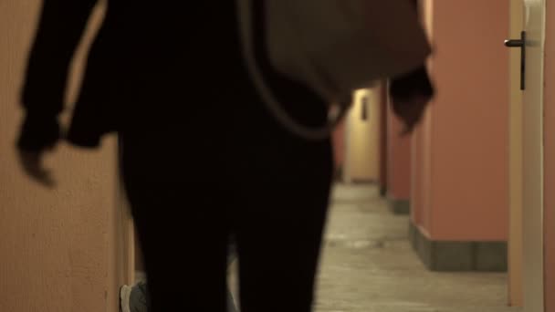 Mujer solitaria caminando en un pasillo es asaltada por un extraño — Vídeos de Stock