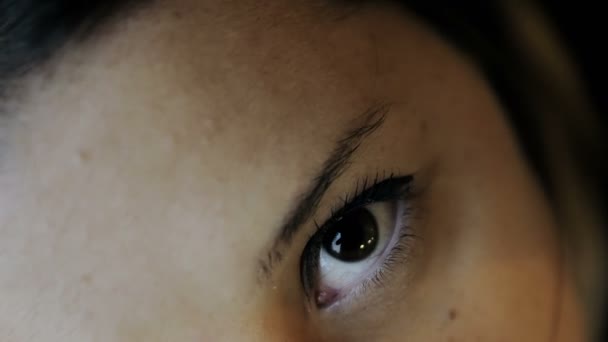 Barna szeme egy fiatal nő bámulta a kamera-makró — Stock videók