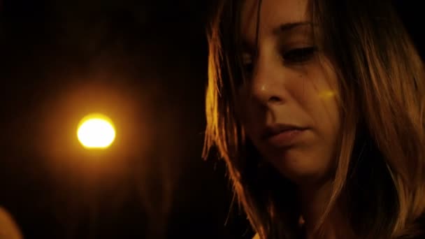 accro seul sur la route éclairée par le lampadaire 