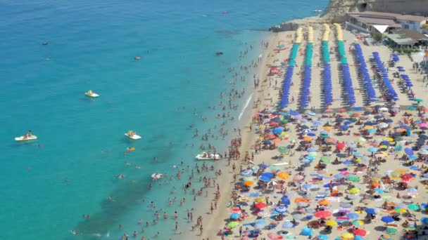 Tropen, Italië-prachtige druk strand met kristalhelder water in zomertijd-augustus, 2016, Tropea, Italië — Stockvideo