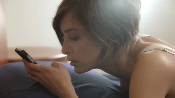 Classe femme sur le lit bavarder avec téléphone mobile — Video