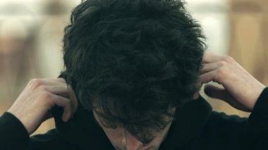 agresif hacker başlık giyiyor