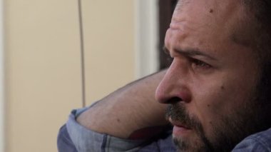  Adam karısı tarafından terk edilmiş penceresinde yansıyan