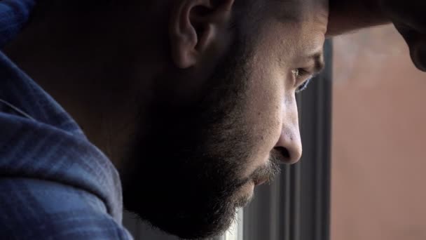Застенчивый мужчина выглядывает в окно — стоковое видео