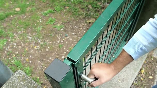 Mano dell'uomo apre la porta ad un giardino — Video Stock