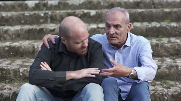 Pai falando e consolando seu filho que perdeu o emprego — Vídeo de Stock
