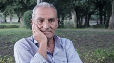 yaşlı adam yalnız yoğun bir şekilde yansıtan süre Park