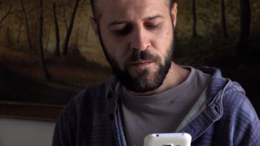 bir kahve içme sırasında cep telefonu ile genç adam sohbet