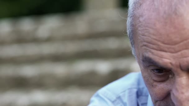 Elderly man looking proudly at the camera — Αρχείο Βίντεο