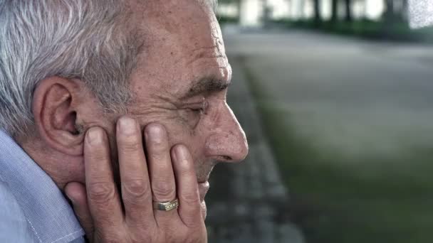 Detail van een oude man die denken van zijn dode vrouw huilt — Stockvideo