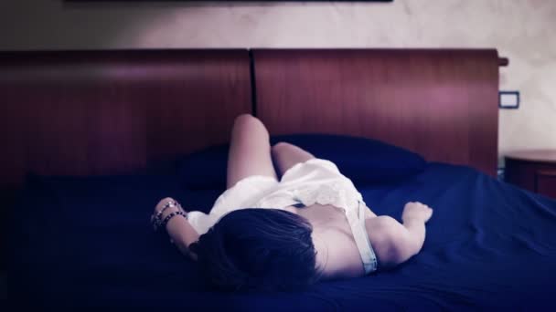 Сексуальна жінка лежить, торкаючись її няньки — стокове відео