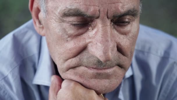Widower reflects on life by holding the chin with his hand — Stock video