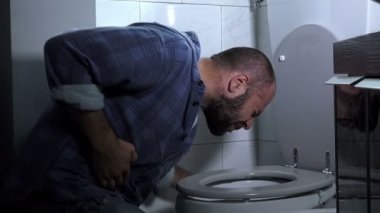  Sakallı genç adam, bol bol banyoda kustu