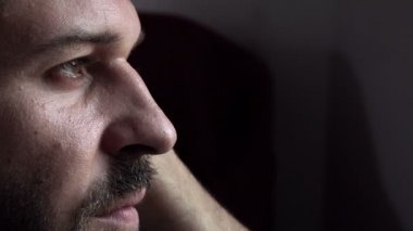 üzgün adam eski kız arkadaşı hakkında düşünme