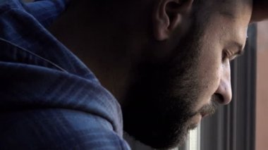  depresif adam bakan pencere karşı yaslanmış