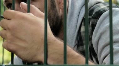  üzgün ve umutsuz esir parmaklıklar arkasında