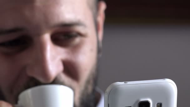 Menino careca sorri enquanto conversa com sua namorada via celular — Vídeo de Stock