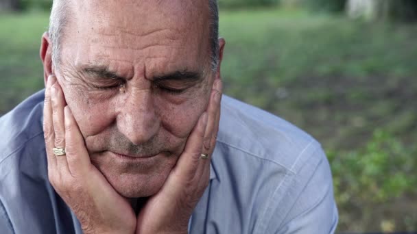 Verzweifelter alter Mann hält sein Gesicht mit den Händen — Stockvideo