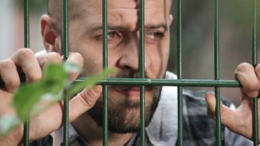 üzgün boşanmış baba gizli oğlu gözlemler