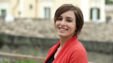 Kameraya bakarak sofistike kadın gülüyor