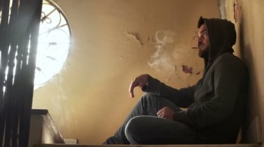  uyuşturucu satıcılığı portresi: merdivenlerde oturan uyuşturucu satıcısı uyuşturucu satıyor