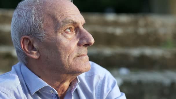 Profile of elderly man sunlit — Stock video