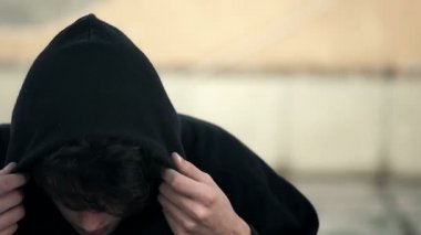 Genç suçlunun tehditkar bir şekilde kameraya benziyor