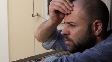 endişeli adam pencereden kız arkadaşı gelmez