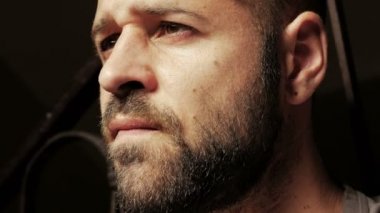 korkulu ve endişeli bir adam 