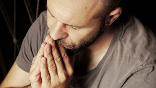 Young Man believers while praying — Αρχείο Βίντεο