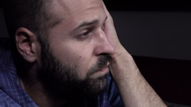 Сумний і стурбований чоловік торкається обличчя — стокове відео
