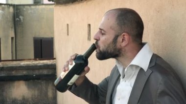 bir şişe şarap içme umutsuz adamın