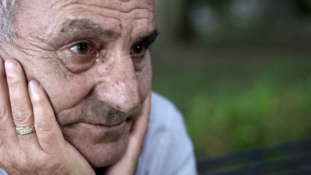 Triste et onéreux retraité tenant son visage avec ses mains — Video