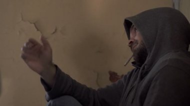  uyuşturucu satıcısı bir müşteri selamlıyor ve ona uyuşturucu verir