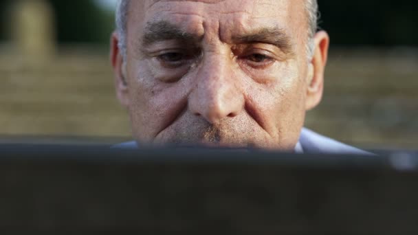 Emekli adam onun tablet üzerinde duruldu — Stok video