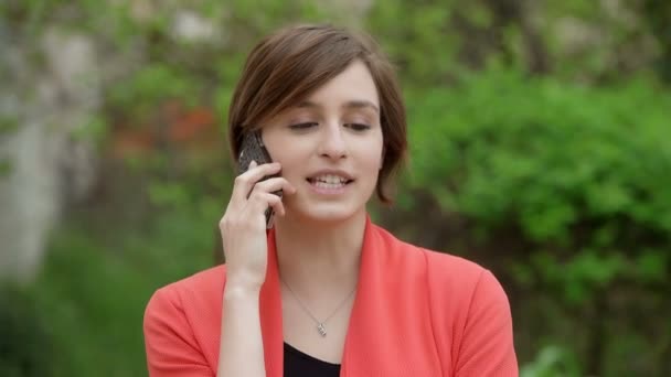 Mujer elegante y con clase hablando en serio por teléfono — Vídeos de Stock