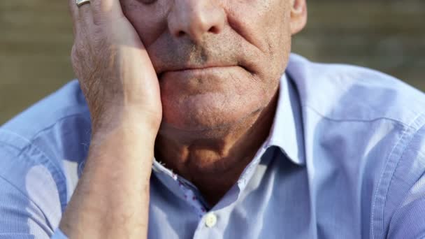 Пожилой грустный и подавленный мужчина смотрит в камеру — стоковое видео