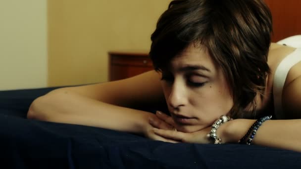 Üzgün ve endişeli onun aşk ilişkisi hakkında kısa saçlı kadın — Stok video