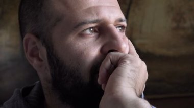 kel adam yoğun düşünüyor