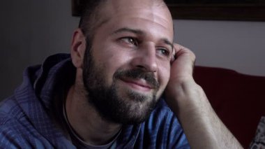 aşık genç adam kız arkadaşı hakkında düşünüyor