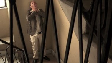  umutsuz adamın merdivenlerden tek başına duran